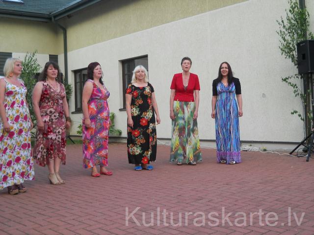 Lībagu BLPC sieviešu vokālais ansamblis "Albas", vadītāja Valida Veidele 